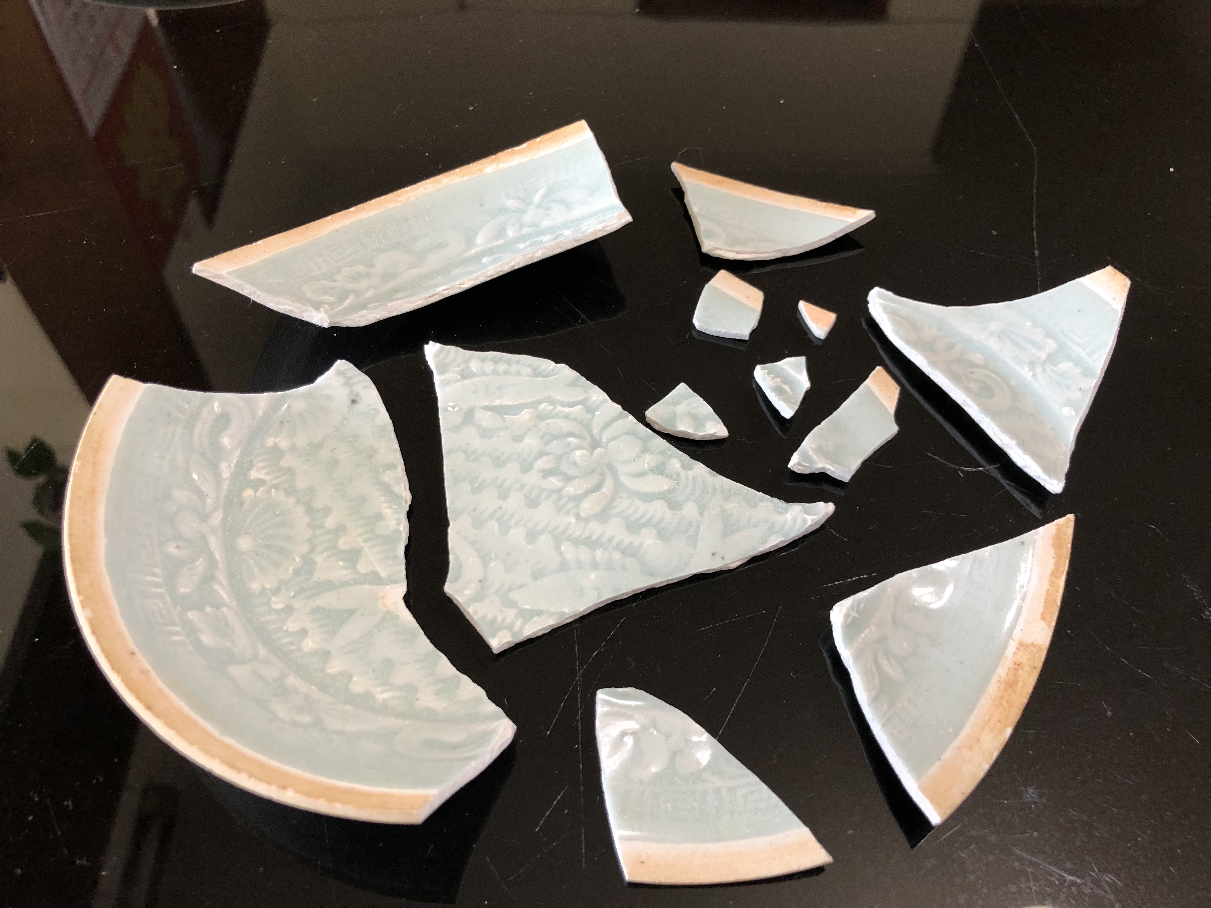 湖田窯青白釉模印雙魚洗 修復前碎片