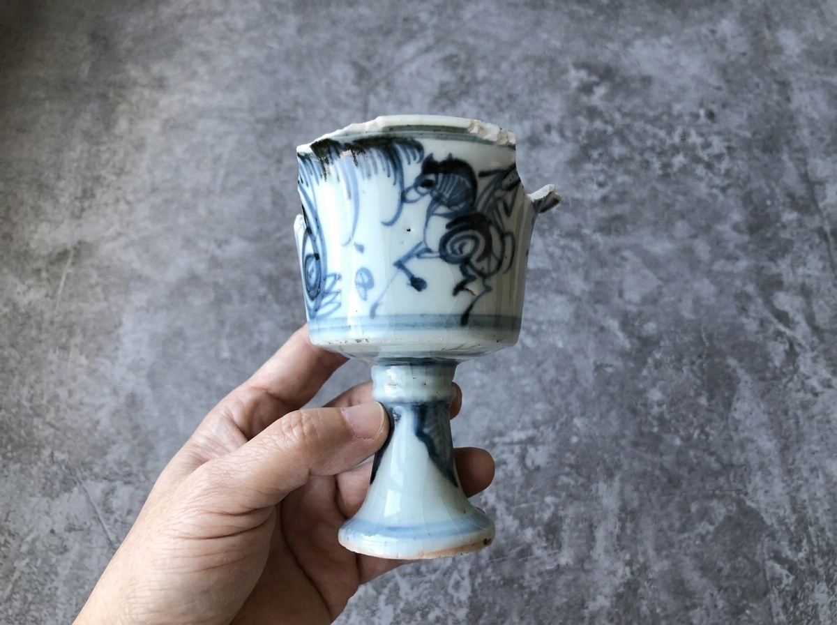 修復前：明代空白期青花攜琴訪友紋高足杯