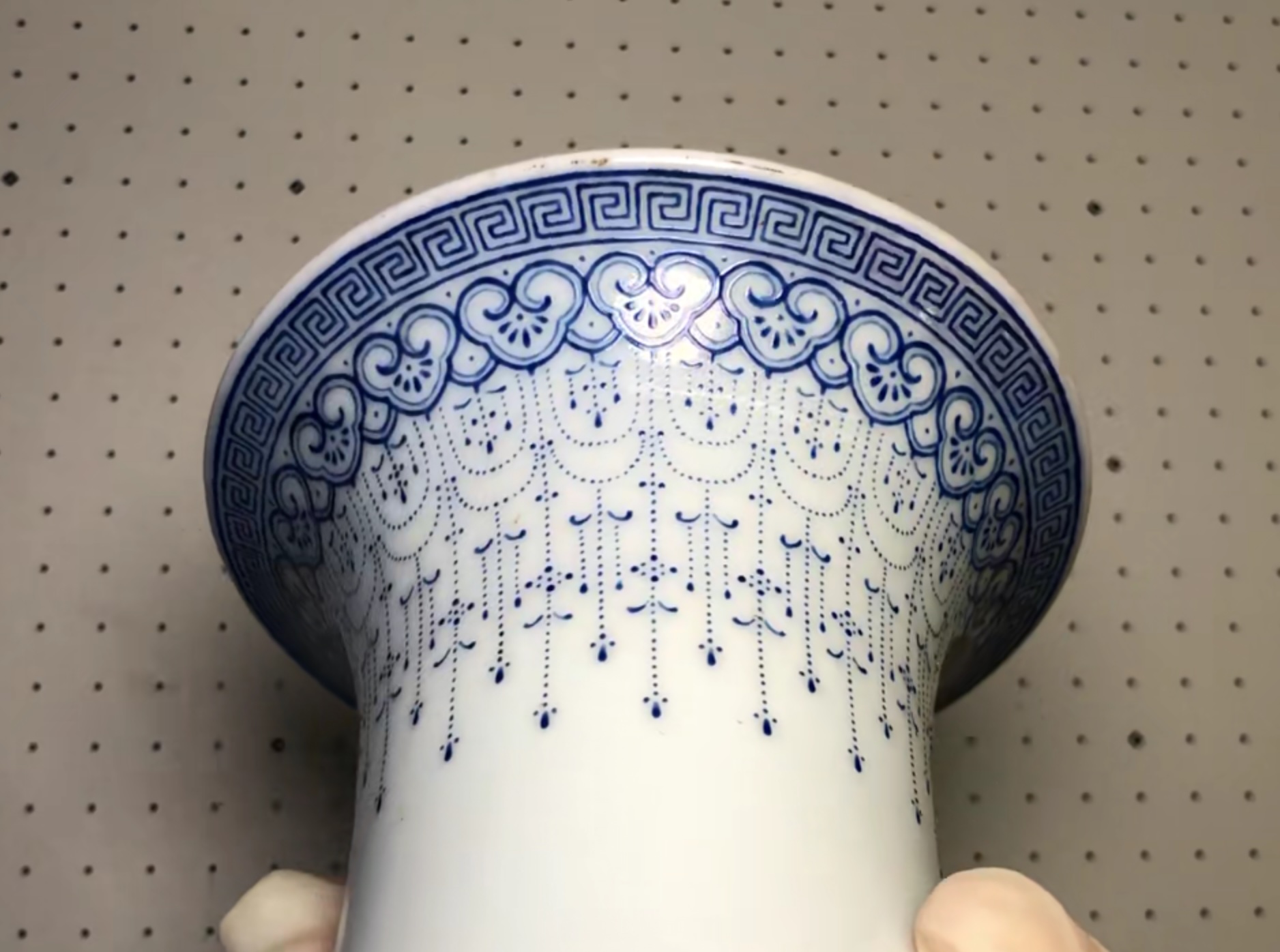 修復後：粉彩人物紋獸耳尊