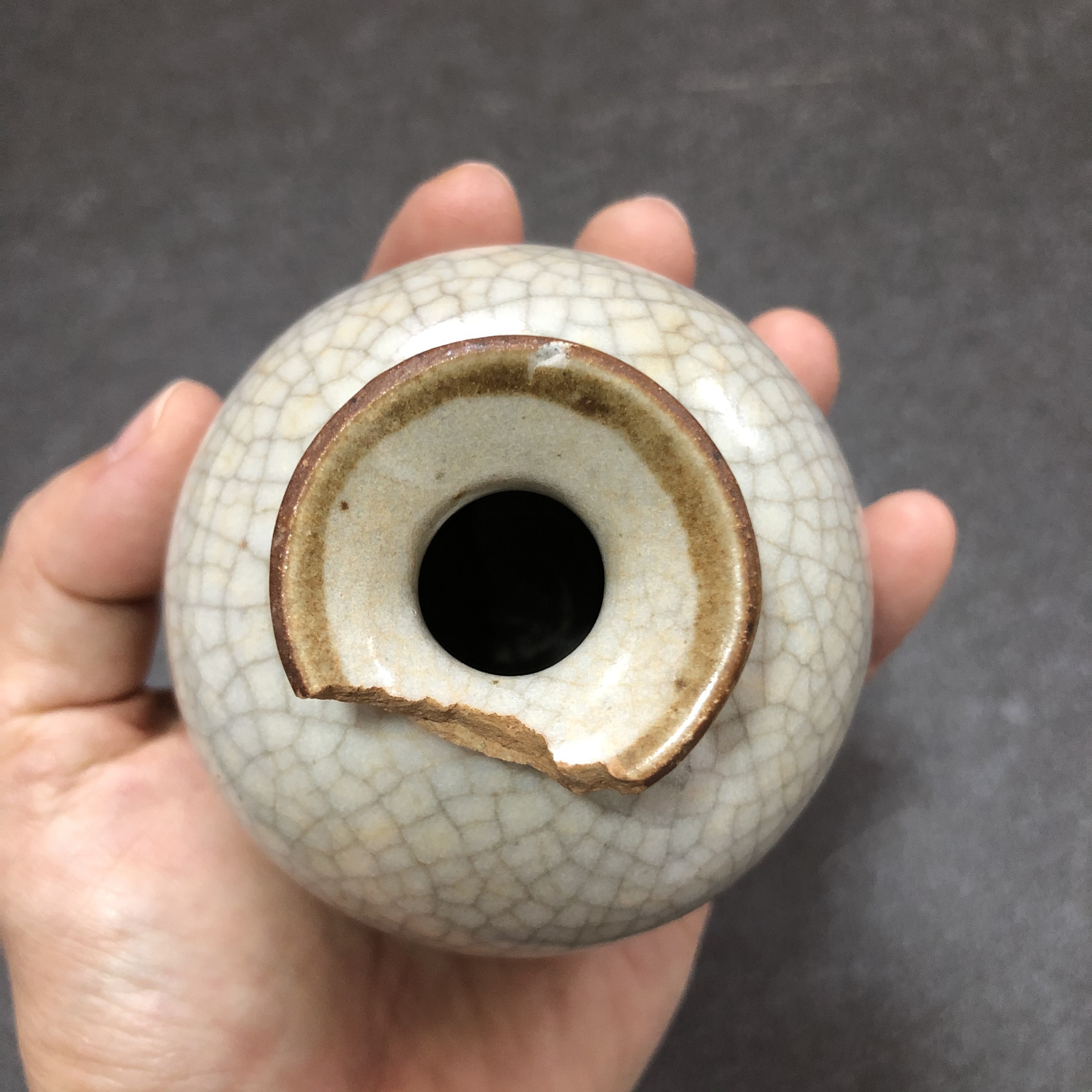 修復前：清代仿哥釉小瓶/水盂