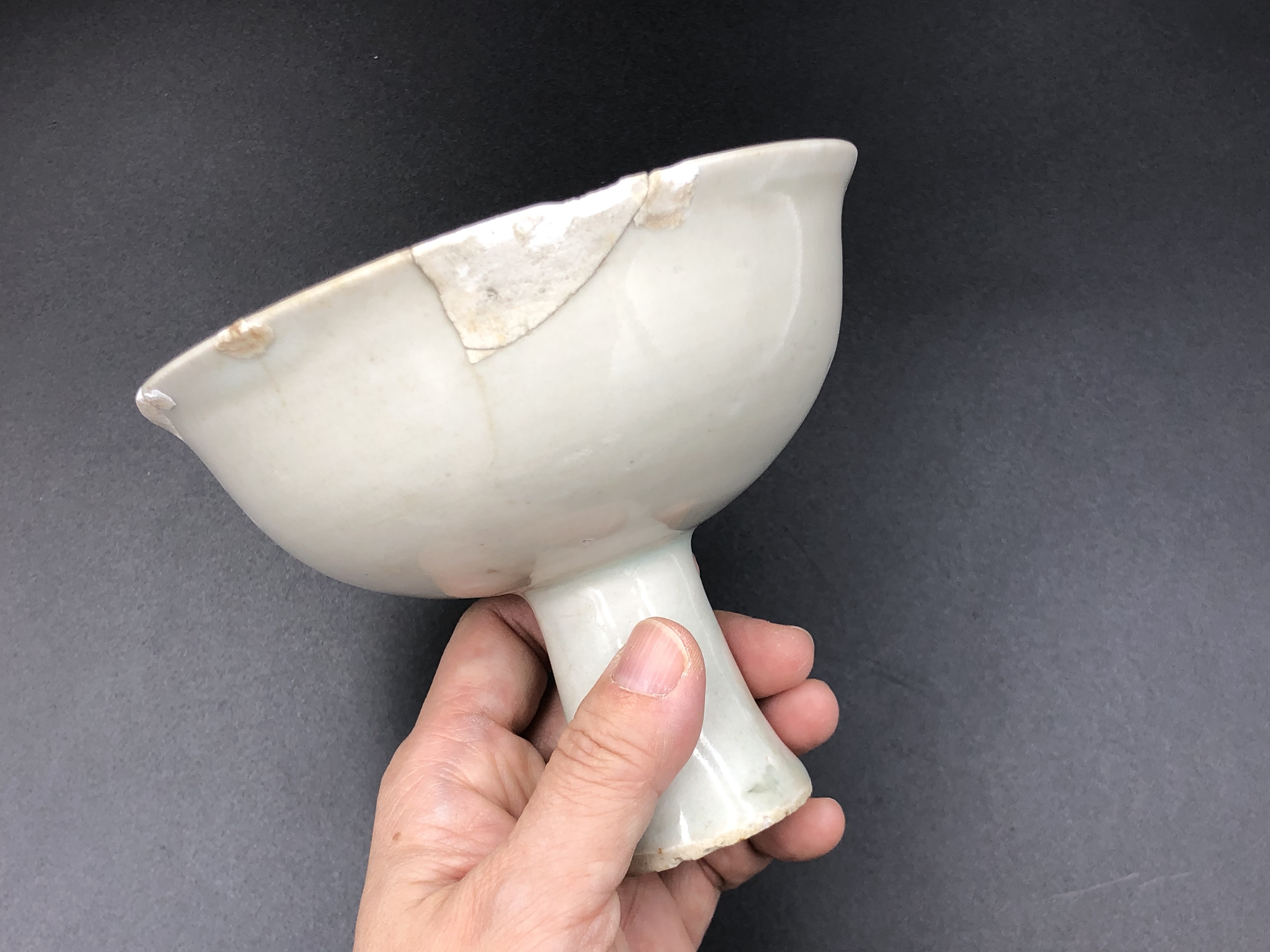 修復前：元代青白釉印花高足碗